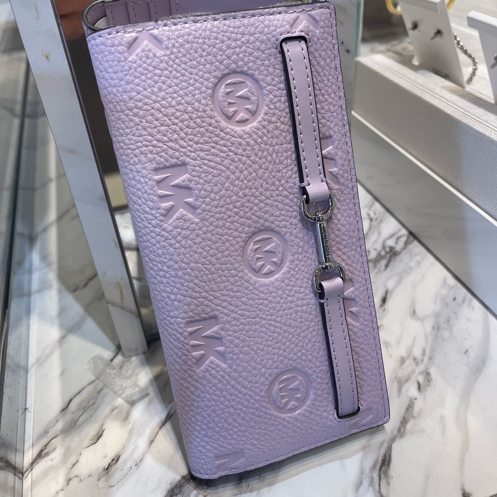 MICHAEL KORS Carson Large Logo Debossed Snap Wallet
Light Quartz 
NWT - Picture 13 of 16
